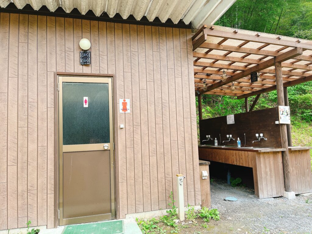 手洗い場とトイレ