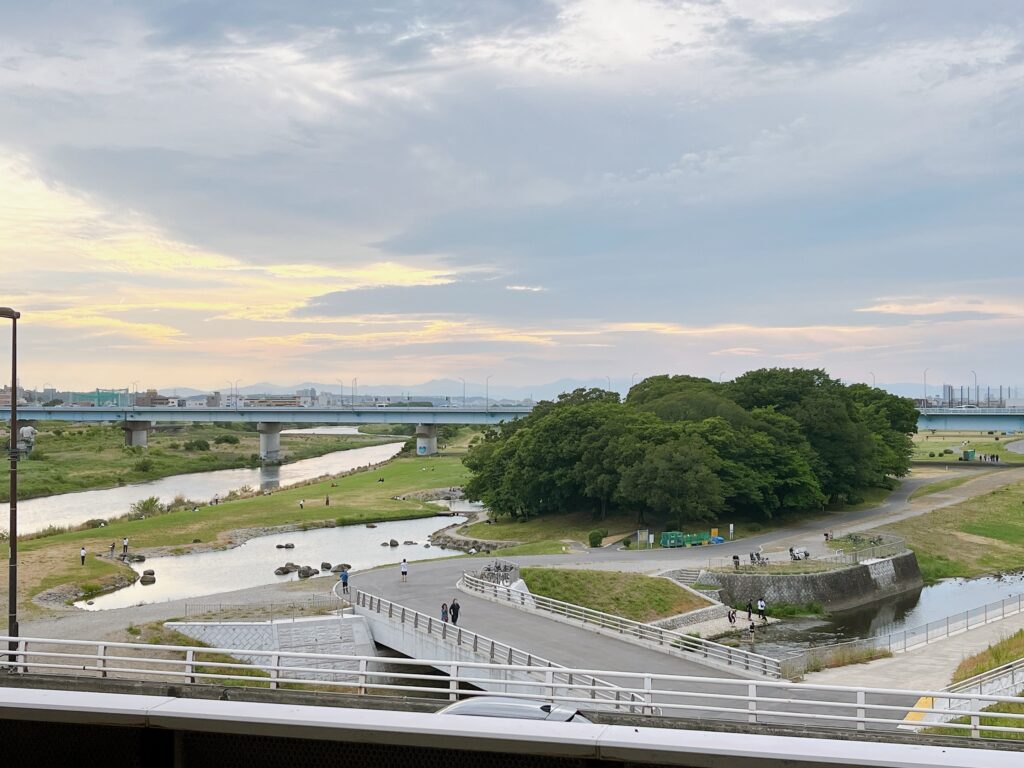 駅ホームから見た、兵庫島公園