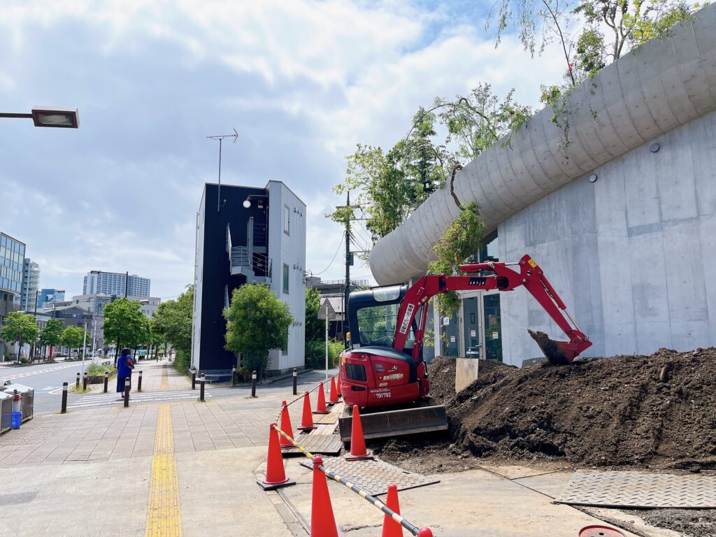 建物の前の道の様子